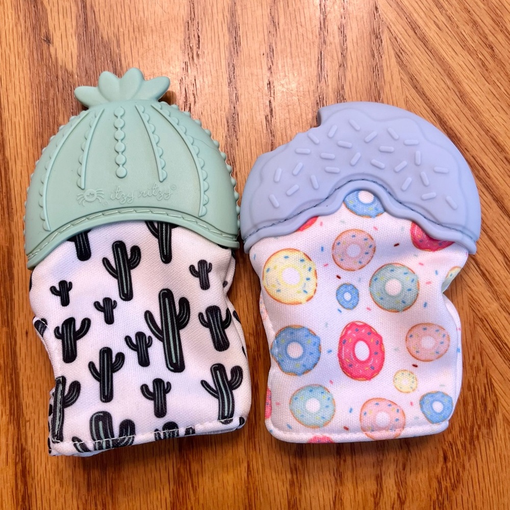 Itzy Ritzy Teething Mittens NWOT - Picture 2 of 2